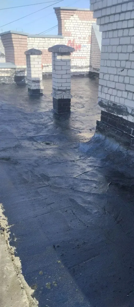 Примыкание кровельного ковра к кирпичной стене, воронка водостока
